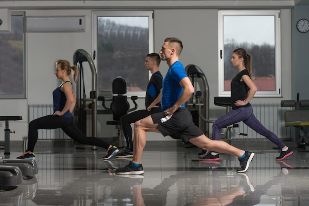 Grupo de gente deportiva en un entrenamiento de gimnasio