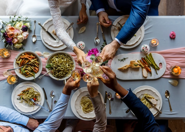 Grupo de gente diversa tintineando copas de vino juntas