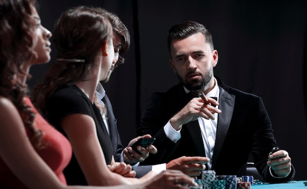 Grupo de gente con estilo jugando en un casino