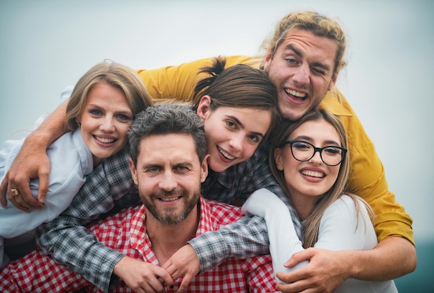 Grupo de gente feliz sonriendo amigos riendo con el pulgar arriba estudiantes de la empresa mejores amigos haciendo se