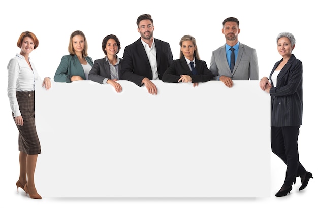Grupo de gente de negocios con banner en blanco aislado sobre blanco