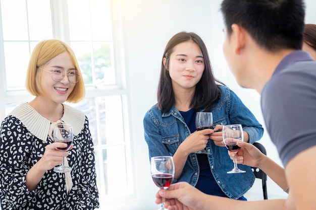 Grupo de gente de negocios bebiendo champán con un colega en la oficina para una celebración empresarial exitosa