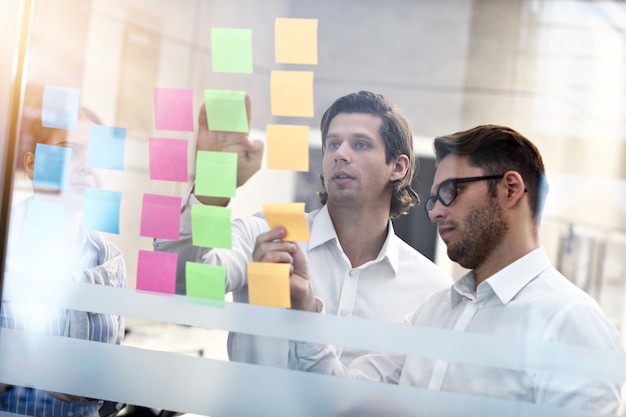 Foto grupo de gente de negocios compartiendo ideas en la oficina moderna