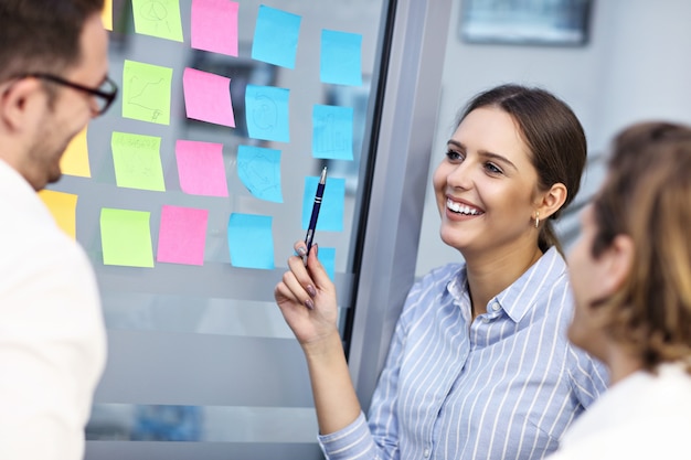 Grupo de gente de negocios compartiendo ideas en la oficina moderna