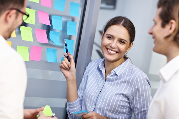 Grupo de gente de negocios compartiendo ideas en la oficina moderna