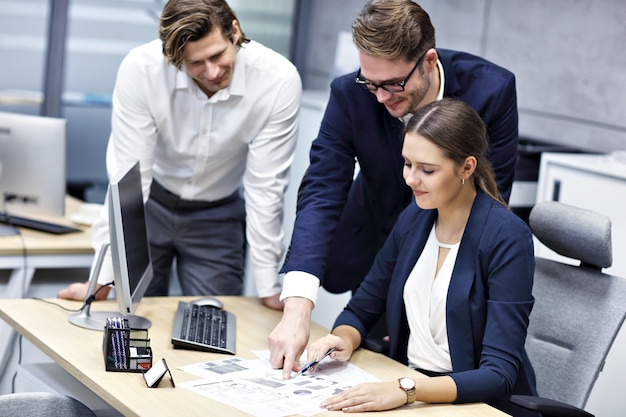 Grupo de gente de negocios compartiendo ideas en la oficina moderna