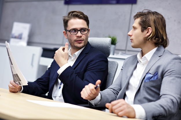 Grupo de gente de negocios compartiendo ideas en la oficina moderna