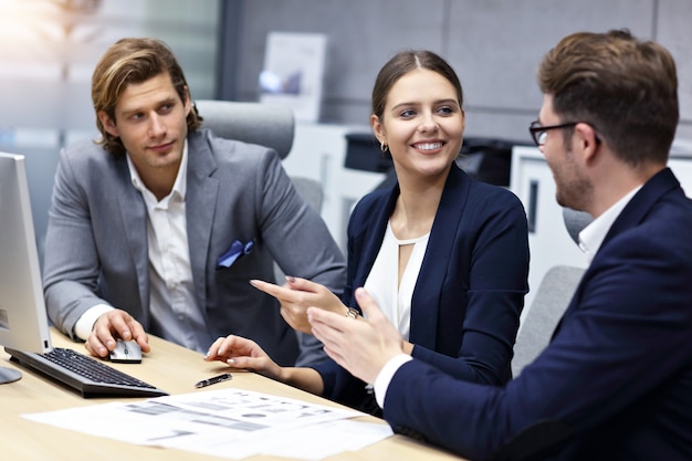 Grupo de gente de negocios compartiendo ideas en la oficina moderna