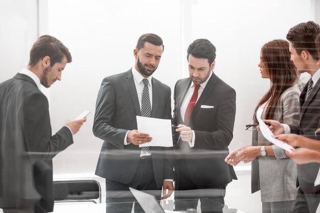 Grupo de gente de negocios discutiendo el concepto de negocios de documentos comerciales