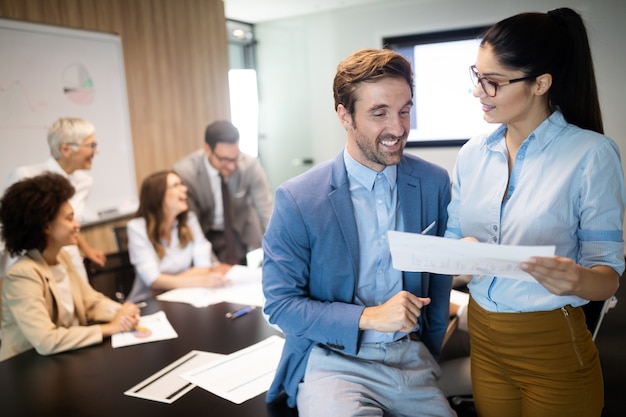 Grupo de gente de negocios feliz y exitosa en el trabajo en la oficina