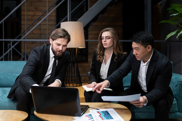 Grupo de gente de negocios multinacional, lluvia de ideas en la oficina