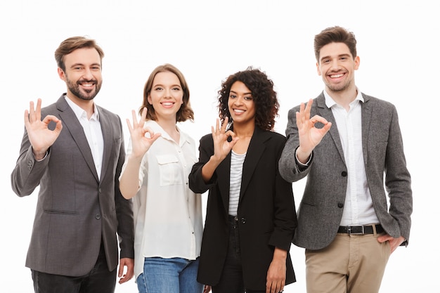 Grupo de gente de negocios multirracial feliz mostrando ok