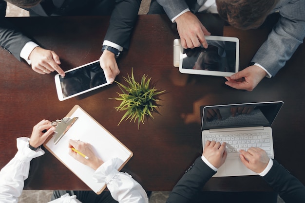 Grupo de gente de negocios ocupada trabajando en la oficina, vista superior