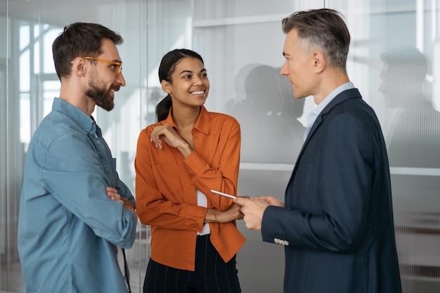 Grupo de gente de negocios que trabaja en la oficina moderna