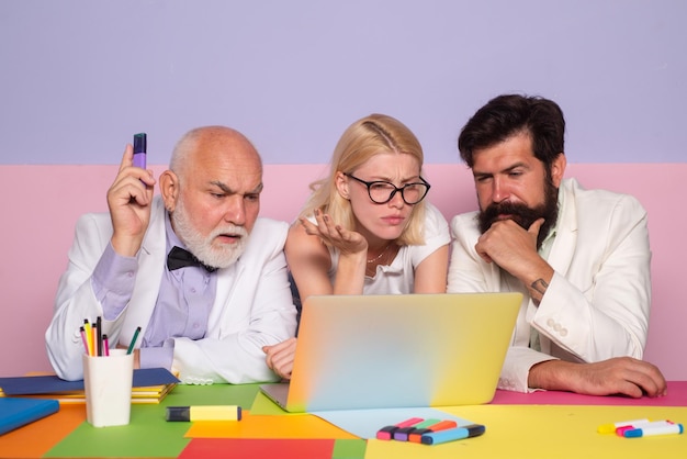 Grupo de gente de negocios seria de gente de negocios analizando y discutiendo durante una reunión de trabajo