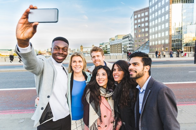 Grupo de gente de negocios tomando un selfie en Londres