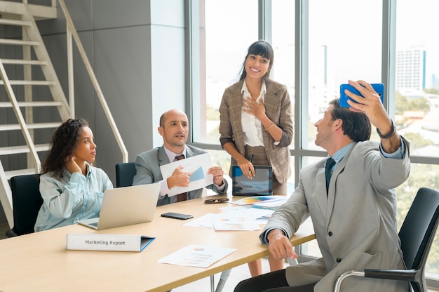 Un grupo de gente de negocios tomando selfie en la oficina