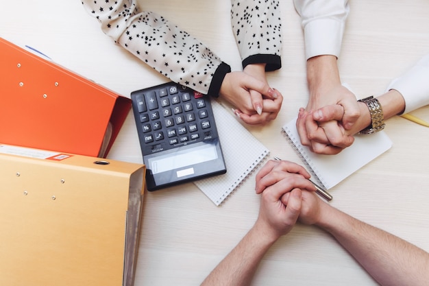 Grupo de gente de negocios trabajando en un escritorio de oficina. Primer plano de empresarios en el trabajo. mujer de negocios y empresario oficina reunión equipo trabajo concepto