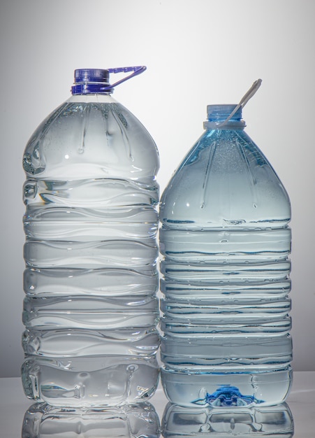 Foto grupo de grandes botellas de plástico, con agua potable.