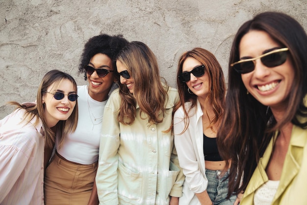 Grupo de hermosas con gafas sol juntos | Foto Premium