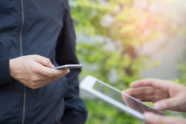 El grupo de hombre de negocios se sienta de su tableta del ordenador y del teléfono inteligente móvil que mira. usando tecnología digital gadgets Connect Business comparte datos en el mundo en línea. distanciamiento social. nuevo normal.