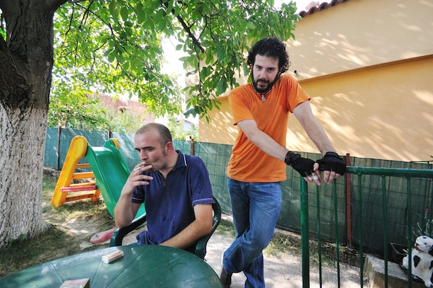 grupo de hombres adultos jóvenes posando al aire libre