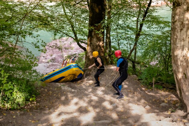 grupo de hombres y mujeres están haciendo rafting en el río, deporte extremo y divertido