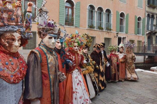 Grupo de hombres y mujeres vestidos para el carnaval de Venecia