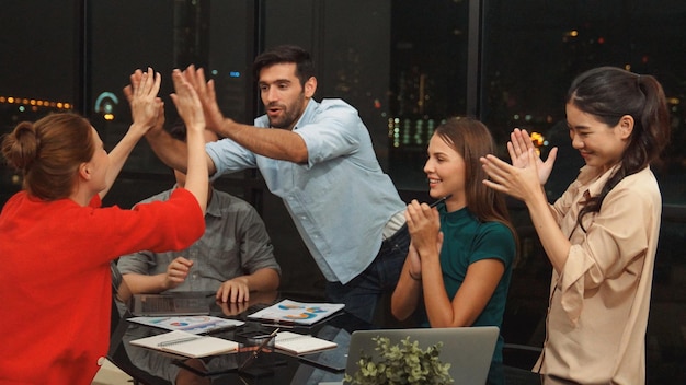 Un grupo de hombres de negocios aplauden y dan los cinco juntos Tracery