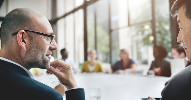 Grupo de hombres de negocios discutiendo el concepto de oficina