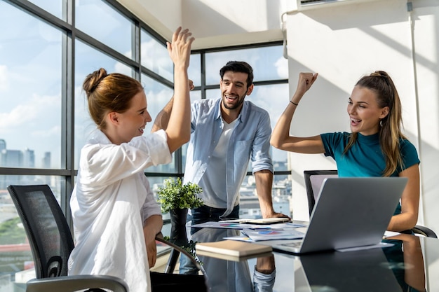 Un grupo de hombres de negocios felices celebran su exitoso proyecto Tracery