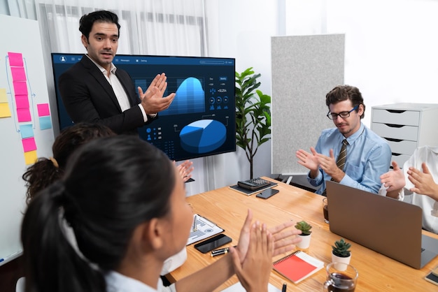 Grupo de hombres de negocios multiétnicos felices en un gesto de celebración Habiliment