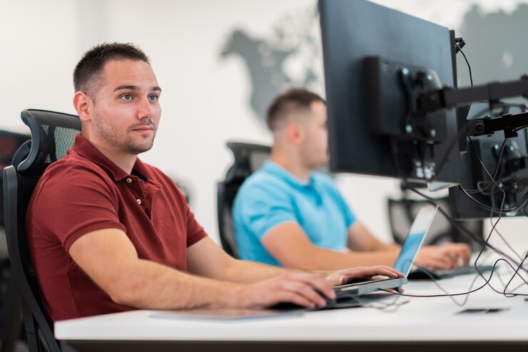 Foto grupo de hombres de negocios ocasionales que trabajan en una computadora de escritorio en el moderno interior de la oficina de inicio de planta abierta. enfoque selectivo. foto de alta calidad