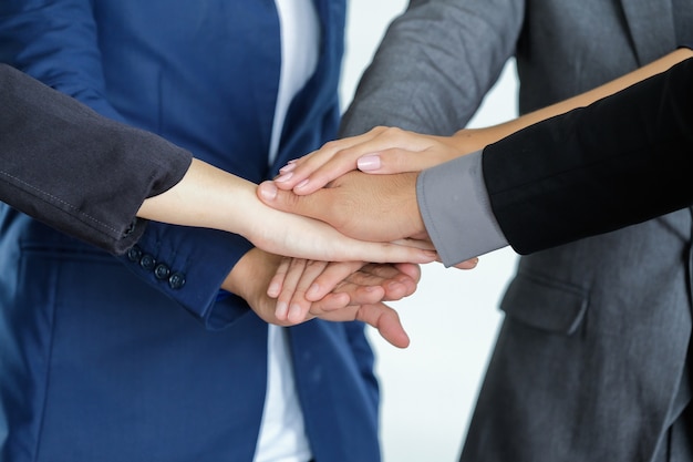 Grupo de hombres de negocios que se reúnen estrechar las manos, concepto de reunión al aire libre de negocios.