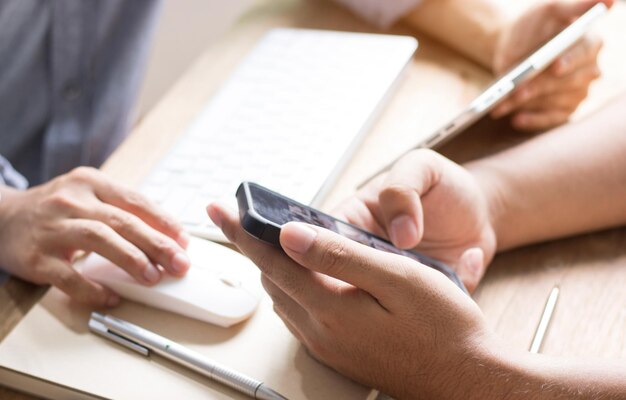 grupo de hombres usan el teléfono para contactar y conectarse sobre el concepto de negocio como Internet y la red social