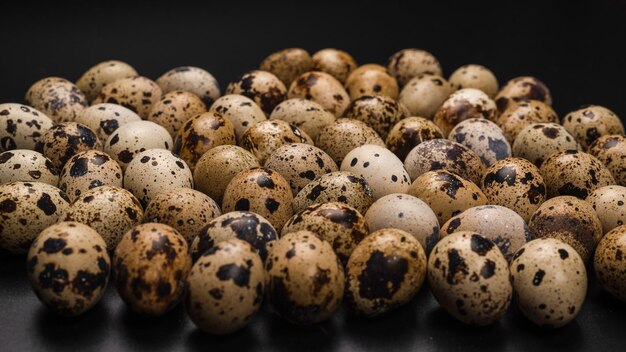 Grupo de huevos de codorniz como fondo Huevos crudos