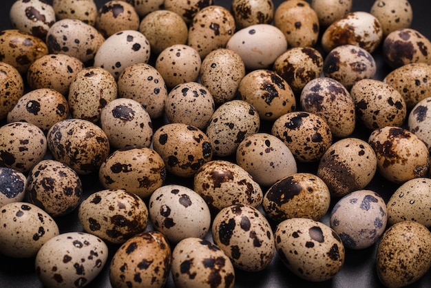 Grupo de huevos de codorniz como fondo Huevos crudos