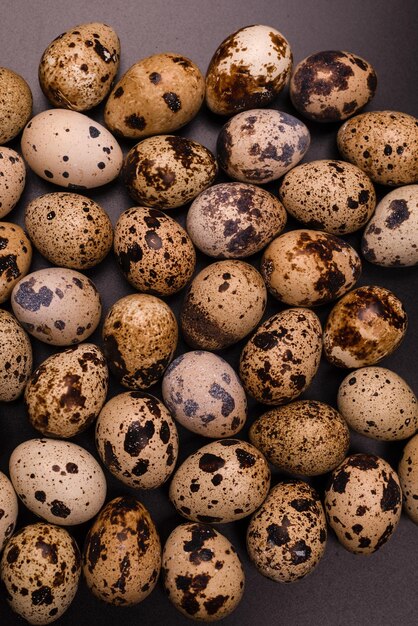 Grupo de huevos de codorniz como fondo Huevos crudos