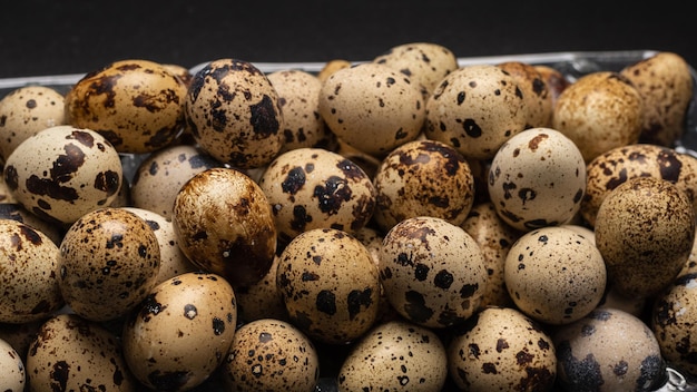 Grupo de huevos de codorniz como fondo Huevos crudos