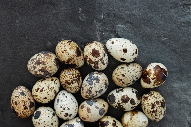 Grupo de huevos de codorniz como fondo Huevos crudos