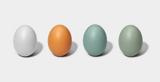 Grupo de huevos de gallina aislado sobre fondo blanco. Huevo blanco, marrón, verde y azul