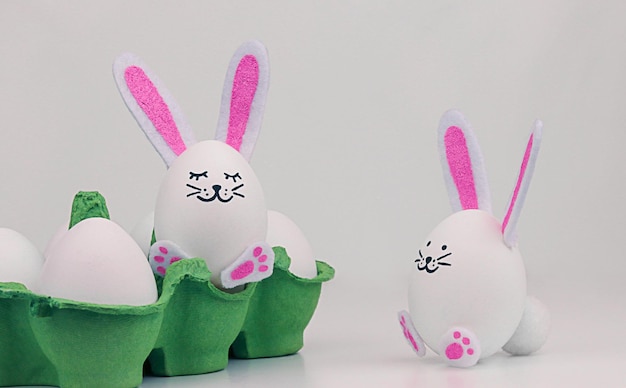 un grupo de huevos de Pascua con un conejo en ellos