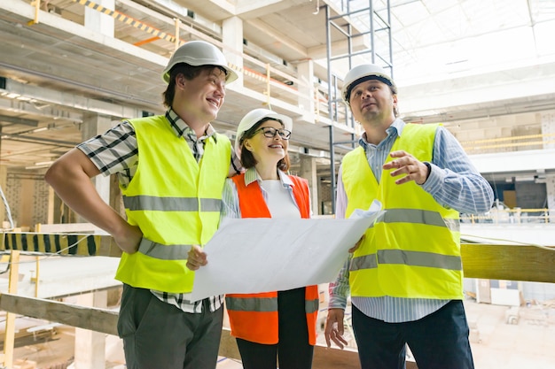 Grupo de ingenieros y arquitectos en la obra.