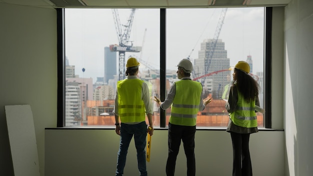 Grupo de ingenieros civiles profesionales que trabajan en un nuevo edificio