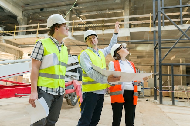 Grupo de ingenieros, constructores, arquitectos en la obra.