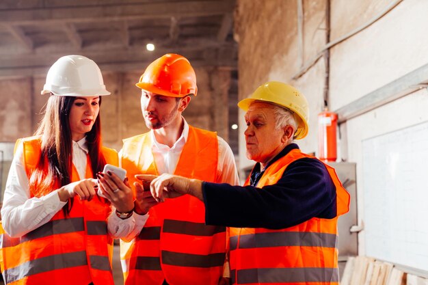 Grupo de ingenieros y trabajadores discuten planes de producción