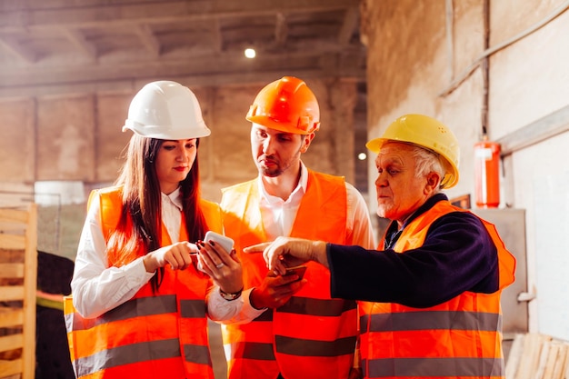 Grupo de ingenieros y trabajadores discuten planes de producción