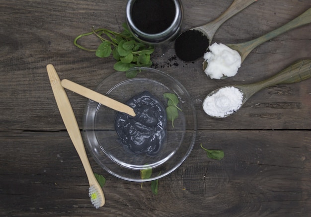 Grupo de ingredientes naturales para preparar pasta de dientes con carbón activado.