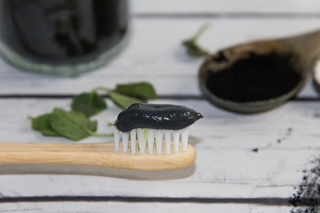 Grupo de ingredientes naturales para preparar pasta de dientes con carbón activado.