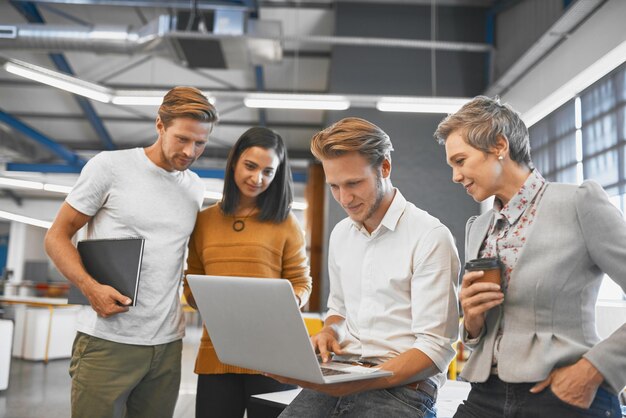 Grupo de inicio de personas de negocios y computadora portátil con planificación de conversación o lluvia de ideas juntos en la oficina moderna Computadora de hombre líder y trabajo en equipo para leer enfoque o consulta en la empresa de diseño web